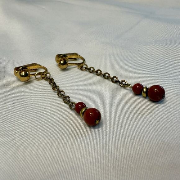 Vintage Gold Tone Red Bead Dangle Earrings Clip On Chain Drop Retro Style - Picture 1 of 4